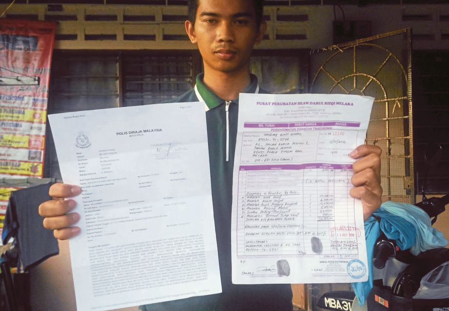 Melaka 16 October 2016. ( Mm445N ) Muhammad Sholehin Md Saad, 22, Menunjukkan Laporan Polis Dan Invois Rawatan Berjumlah Rm32,800 Yang Dicaj Oleh Sebuah Pusat Rawatan Islam Di Jasin. Str/Zairee Mohd Yasak