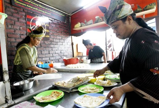 Puncak Alam 03 May 2016. Johari Abdul Halid Dan Muhd Nizam Muhd Hazmi (Kanan) Sibuk Menyediakan Roti Canai Untuk Pelanggan Yang Datang Makan Bersarapan Di Gerai Qawwam Di Felda Bukit Cerakah. Pakaian Melayu Lama Yang Dipakai Bertujuaan Untuk Mengembalikan Nostalgia Pakain Melayu Lama Kepada Masyarakat Melayu Supaya Busana Melayu Asli Tidak Dilupakan Dan Secara Tidak Langsung Dapat Menyuburkan Kembali Peradaban Dan Kebudayaan Melayu Pada Masa Kini.. Nstp/ Roslin Mat Tahir. For Bh Plus. Slug Bhp34