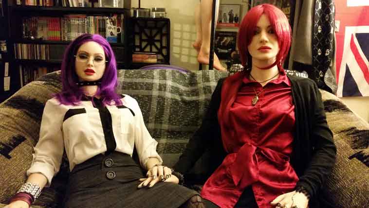 Elena dan Sidore di ruang tamu menanti kepulangan Dave dari pejabat