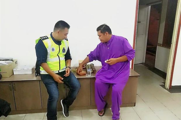 Kind Setapak Police Chief Helps Homeless Man Who Sought For Shelter During Hari Raya World Of Buzz