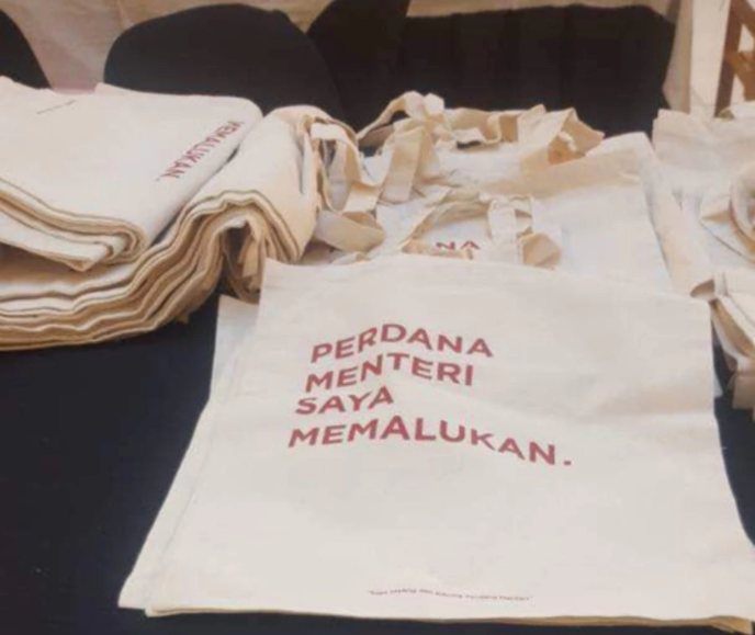 shopping bags printed with my prime minister is embarrassing spotted in petaling jaya mall world of buzz 4