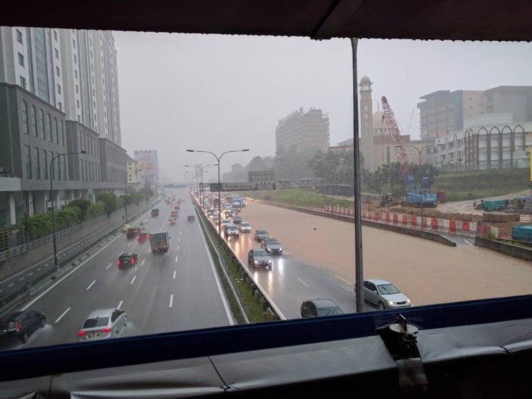 federal highway in mid valley area badly flooded after heavy monsoon showers world of buzz 4