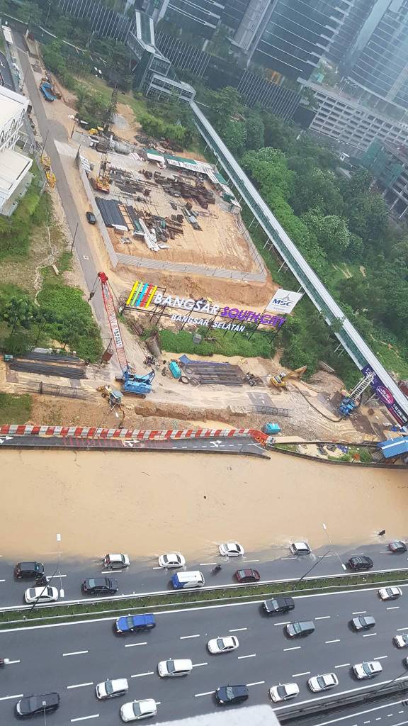 Federal Highway In Mid Valley Area Badly Flooded After Heavy Monsoon Showers World Of Buzz 5