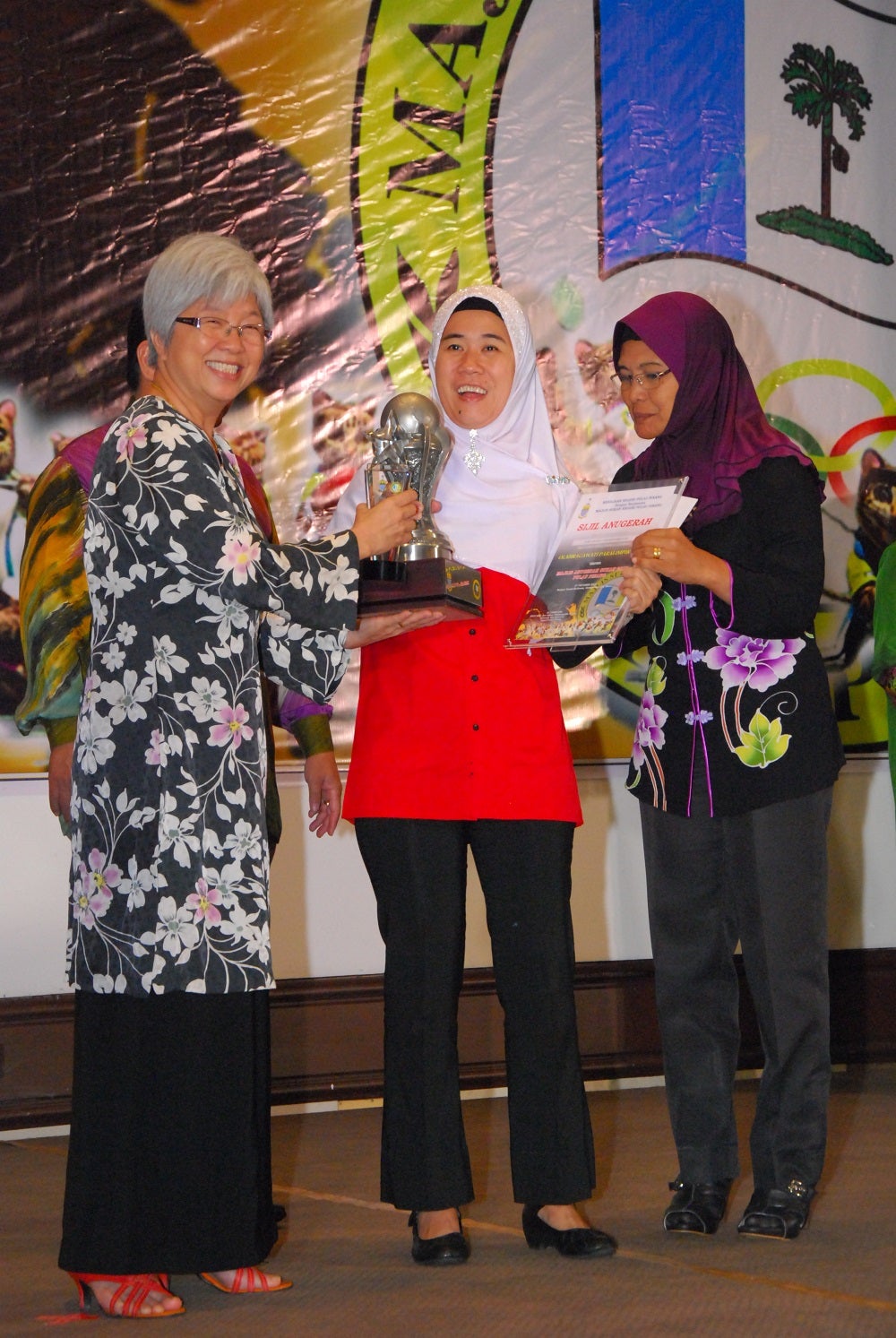 Nurul Shakina Teh Abdullah Receiving The Best Paralympic Sportswoman Award 2012