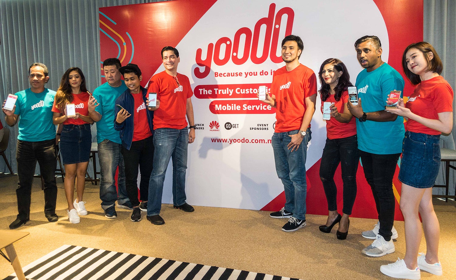 Yoodo head Farid Yunus 5th left and his team launching the new customisable mobile plan