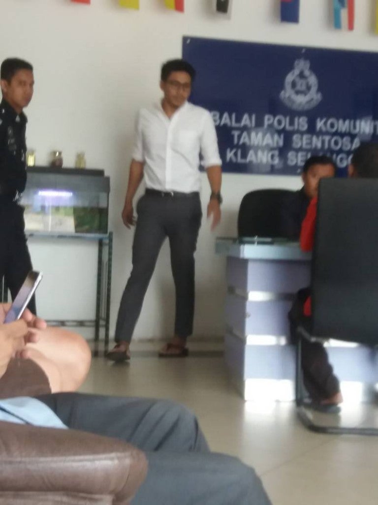 Msian Arrested And Twitter Account Confiscated By Mcmc For Criticising Pm Najib And Umno World Of Buzz 2