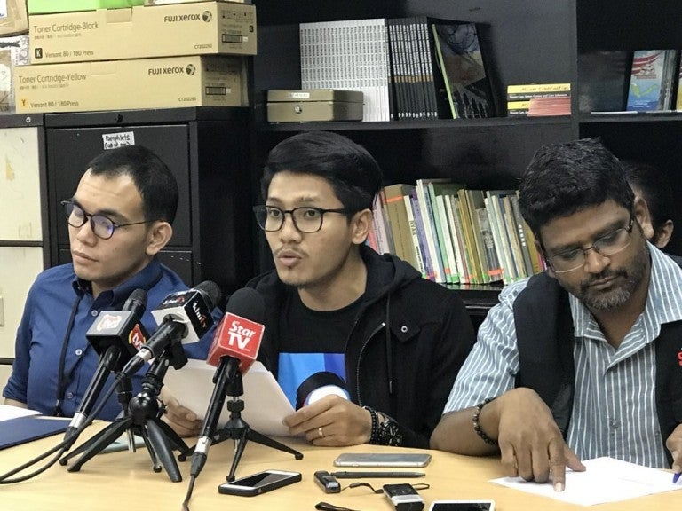 Msian Arrested And Twitter Account Confiscated By Mcmc For Criticising Pm Najib And Umno World Of Buzz 6