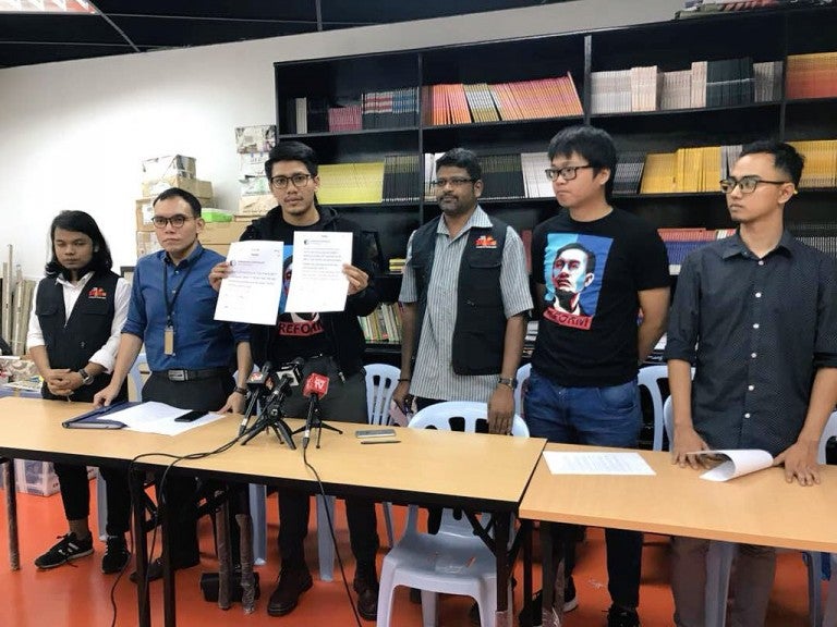 Msian Arrested And Twitter Account Confiscated By Mcmc For Criticising Pm Najib And Umno World Of Buzz