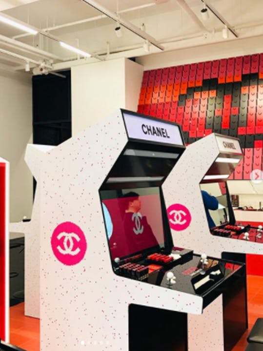 Make Up Sambil Main Game? Chanel Buka Coco Game Centre 