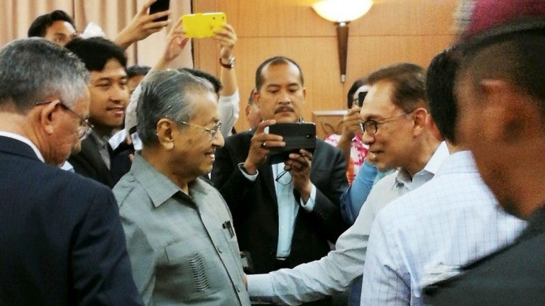 najib is being treated way better than me says anwar world of buzz 3