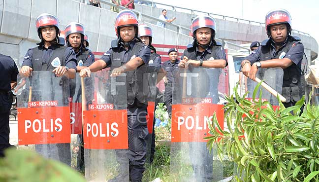 Pdrm Cautions Msians To Stay Home After Voting To Wait For Ge14 Results World Of Buzz