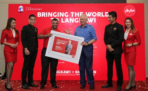 prime minister officiates airasia langkawi shenzhen route