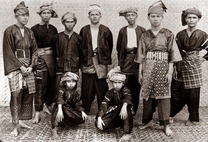 Collectie Tropenmuseum Poserende Minangkabause Mannen Tmnr 10005045