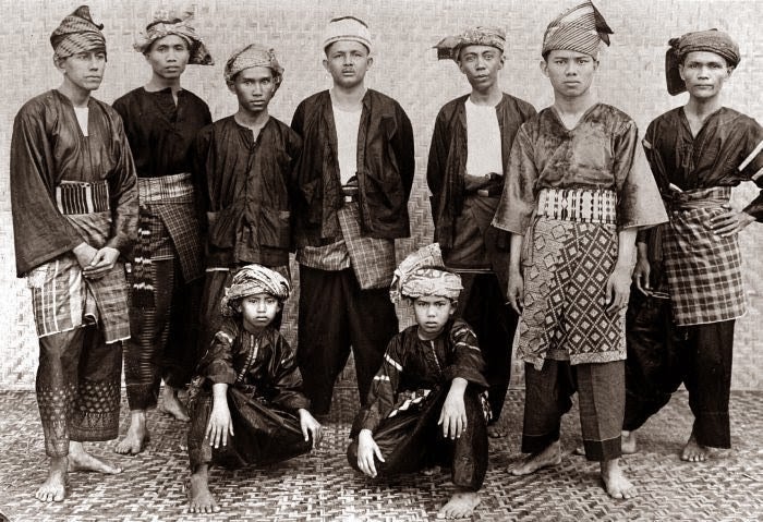 collectie tropenmuseum poserende minangkabause mannen tmnr 10005045