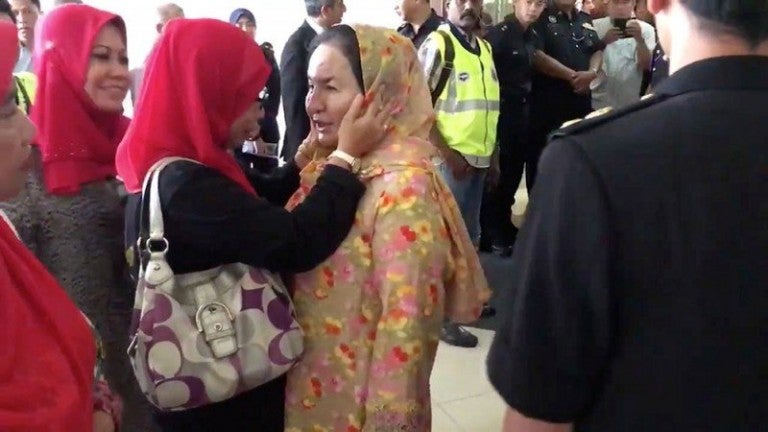 Rosmah Lovingly Shows Up At Court To Accompany Najib Home After He Is Released World Of Buzz