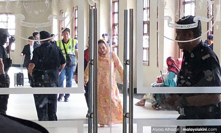 Rosmah Lovingly Shows Up At Court To Support Najib After He Is Released World Of Buzz 4