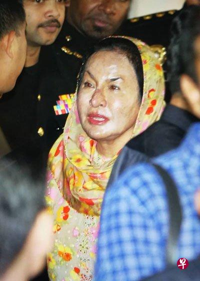 Rosmah Lovingly Shows Up At Court To Support Najib After He Is Released World Of Buzz