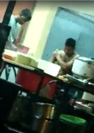 Staff At Klang Mamak Spotted Preparing Roti Canai Half Naked And Scratching Himself World Of Buzz 2