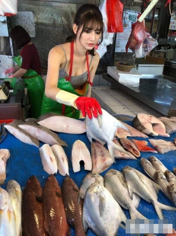 Penjual Paling Hot Wanita Tarik Perhatian Ramai Cik Abang Lepas Gambar Jual Ikan Dekat Pasar Viral