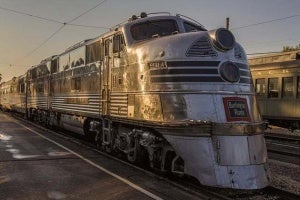 Three College Students Are Hit By A Moving Train During Selfie Session Freestyle List Photo U2