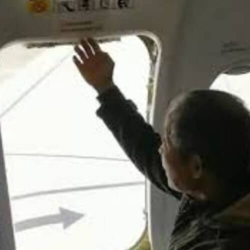 First Time Flier Opens Plane Emergency Exit Door After Landing Because He Didnt Want To Wait In Line World Of Buzz 4