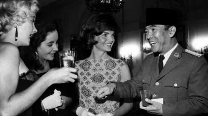 Bung Karno Dikelilingi Wanita Cantik 20170802 163810