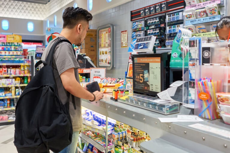 Guy Fell In Love With 7 Eleven Staff So He Orders Coffee From Her Every Day Gets Diabetes Instead World Of Buzz