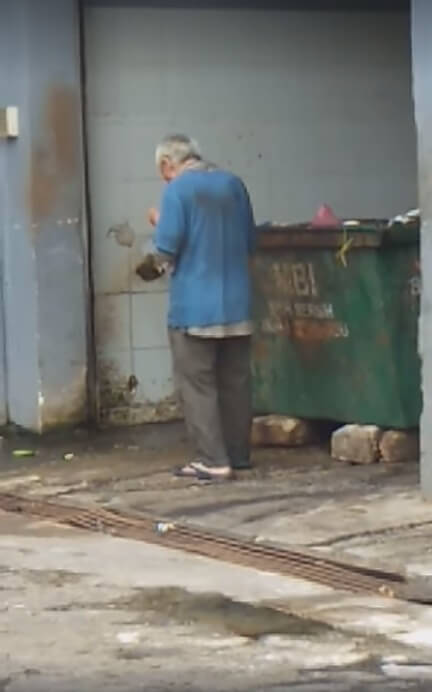 watch heartbreaking video shows skinny old man scavenging for food in ipoh dumpster world of buzz 2