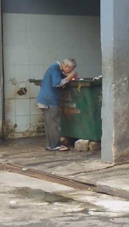 watch heartbreaking video shows skinny old man scavenging for food in ipoh dumpster world of buzz