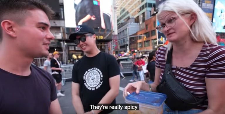 Watch This American Gave Maggi Kari To Random Strangers On The Streets Of Nyc And They Really Liked It World Of Buzz