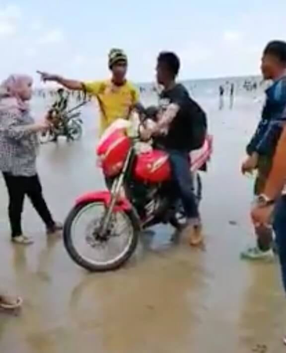 rempits disturb the peace on a public beach gets immediately thrown out by uncles and aunties world of buzz 2