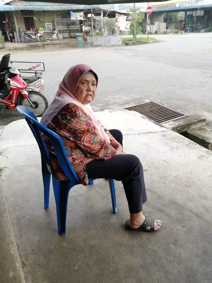 ungrateful daughter abandons 80yo mum at kedah grocery store with just a bag of clothes world of buzz 4