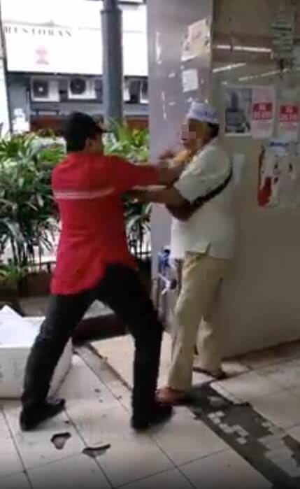 video alleged dbkl officer asks for rm5 fee hits spits at elderly seller who refuse to pay world of buzz 2