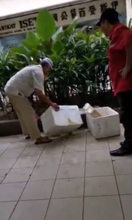 Video Alleged Dbkl Officer Asks For Rm5 Fee Hits Spits At Elderly Seller Who Refuse To Pay World Of Buzz 3