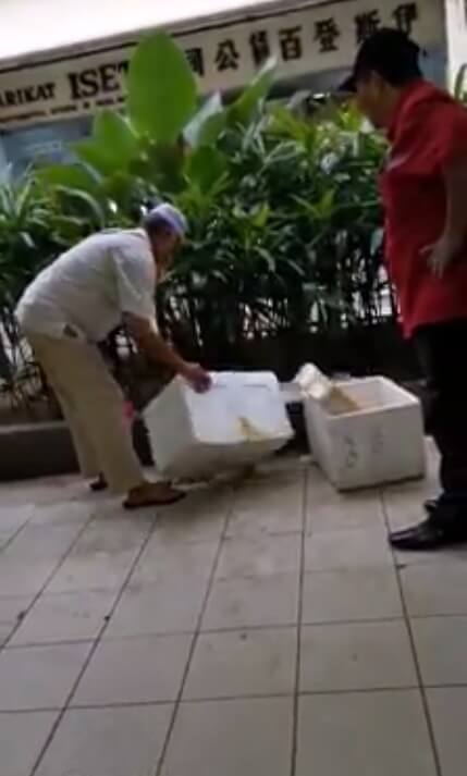 video alleged dbkl officer asks for rm5 fee hits spits at elderly seller who refuse to pay world of buzz 3