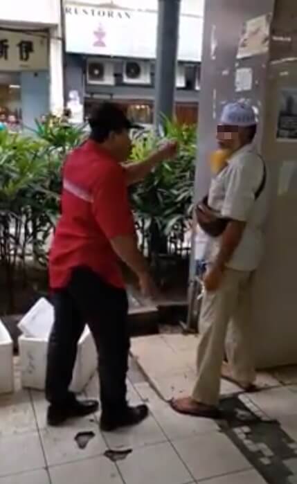 video alleged dbkl officer asks for rm5 fee hits spits at elderly seller who refuse to pay world of buzz