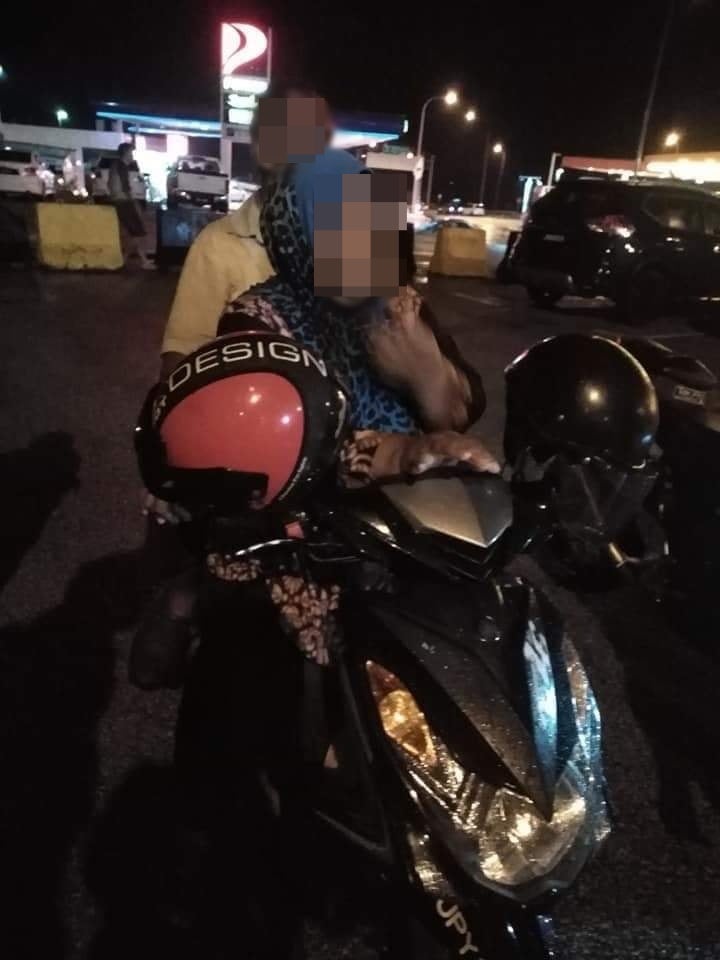 Ungrateful Daughter Refuses To See Parents Despite Making Their Way On Scooter From Johor To Send New Phone In Selangor World Of Buzz 3