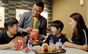 E01 Guest Experience Leader Engaging Families With Table Service Credit Mcdonaldssingapore