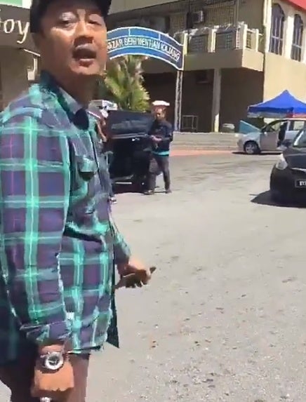 Video Msian Man Yells At Kajang Officer For Giving Him A Rm10 Saman Kicks Person Recording World Of Buzz