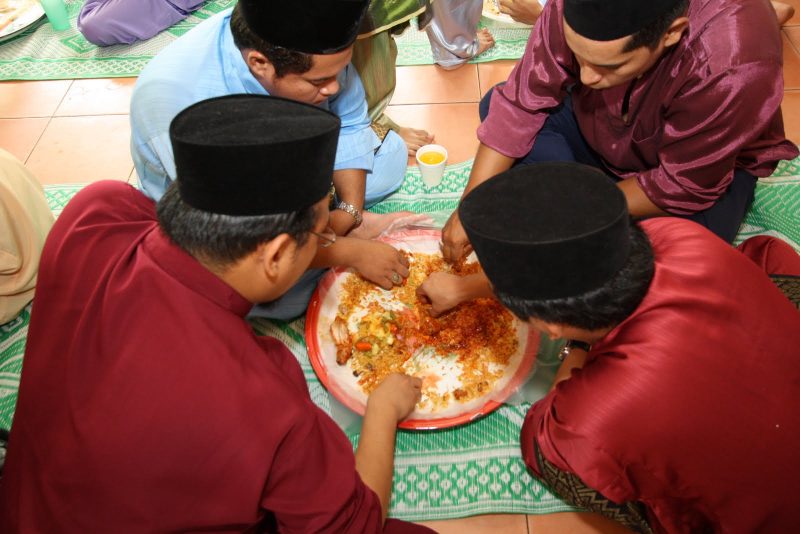 makan dalam dulang e1511254731448