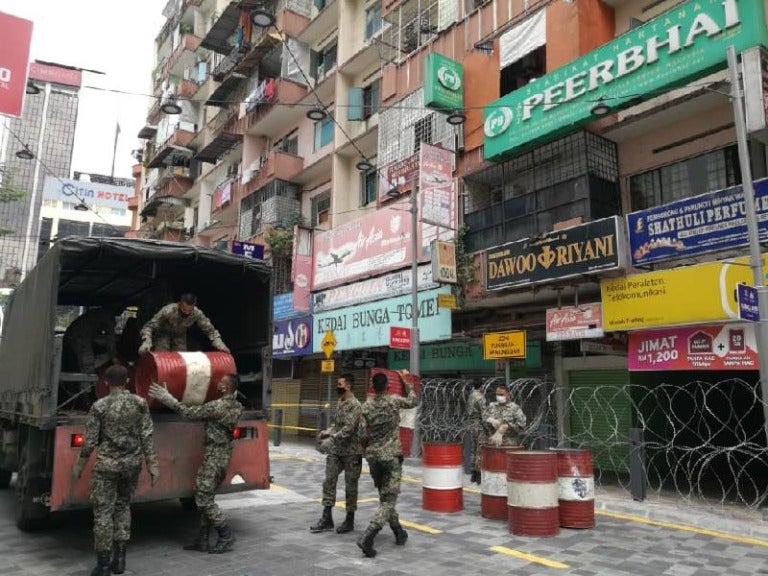 2 More Buildings In Kl Now On Lockdown All Entrances Fenced By Barbed Wire None May Leave World Of Buzz 768X576 1