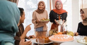 Adab Makan Di Rumah Orang