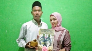 5Effef6E12A83 Pernikahan Bermahar Sandal Jepit Di Lombok 665 374