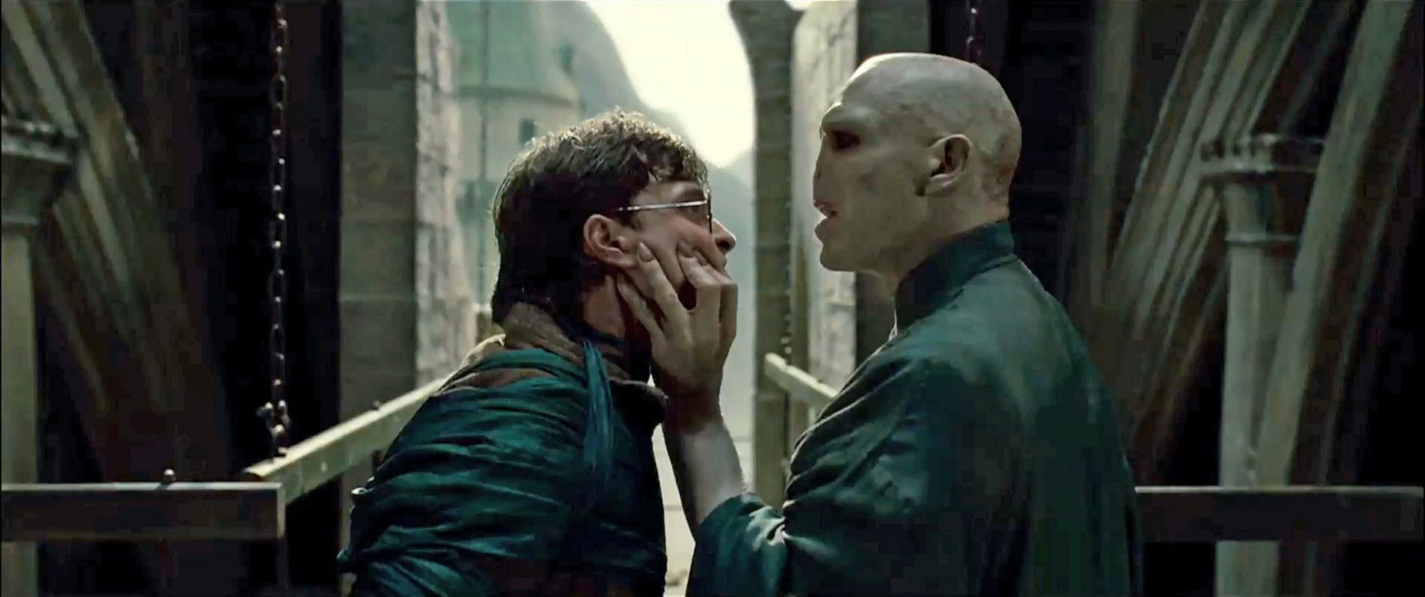 Voldemort WB F8 VoldemortSqueezingHarrysFace Still 080615 Land