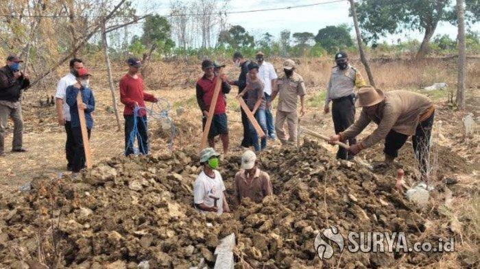 Tidak Pakai Masker Para Pelanggar Menggali Makam Untuk