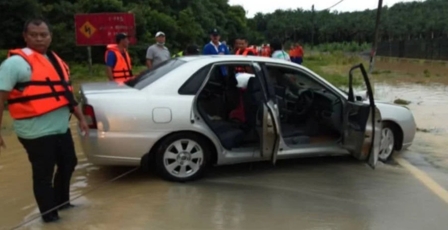BANJIR KERETA
