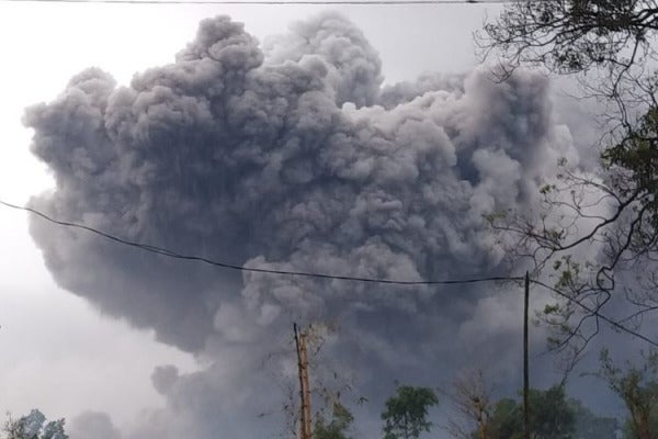 Gunung Berapi Tertinggi Indonesia Meletus E1610853503427