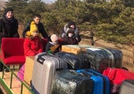 Sado lah lepas ni Diplomat Rusia Naik Hand Pushed Troli Untuk Keluar Dari Korea Utara