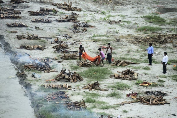 india ganges graves AFP 260621 e1624768666979