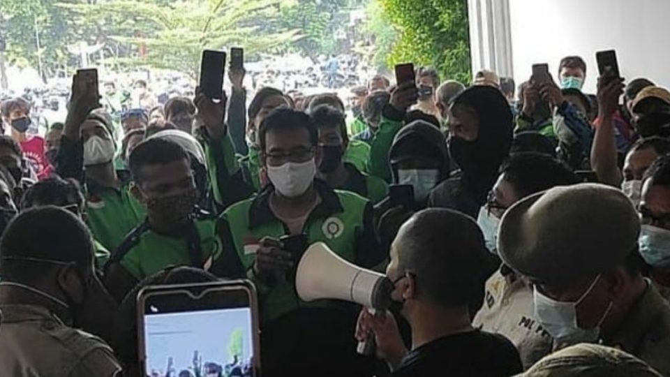 Ojol Drivers Queueing For Bts Meal Mcdonalds Jakarta 960X540 1